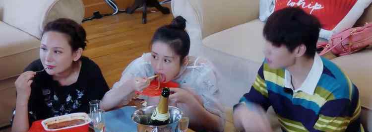 谢娜讨厌颖儿 谢娜一人狂吞一锅火锅，谁注意颖儿吃的什么？简直太矫情