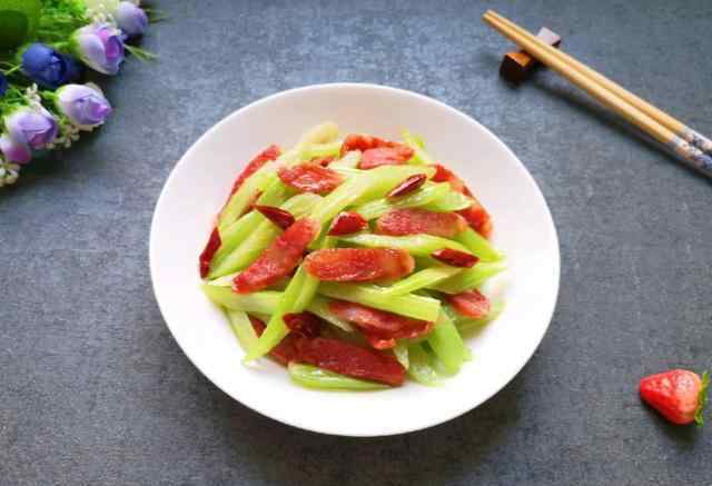 芹菜炒腊肠 芹菜和腊肠是“天生一对”，简单炒一炒，鲜香可口