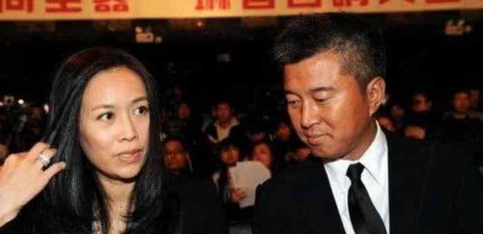 满文军老婆 与妻子双双入狱，从歌坛巨星沦落成路人，如今满头华发靠走穴为生