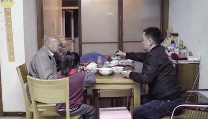 上海“老人300万房产赠水果摊主”3个月后 他在家里装了监控