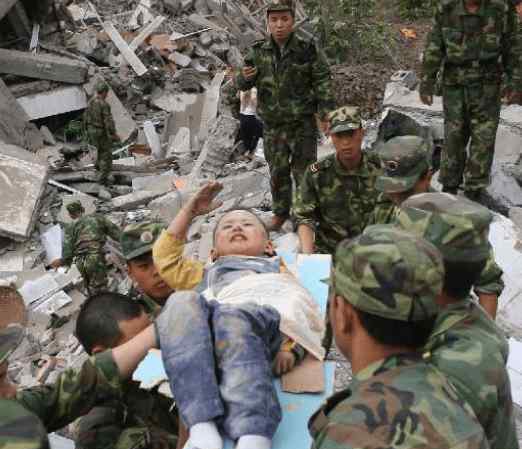汶川现状 当年汶川地震中被救起，感动全国的“敬礼娃娃”，现状怎样了？