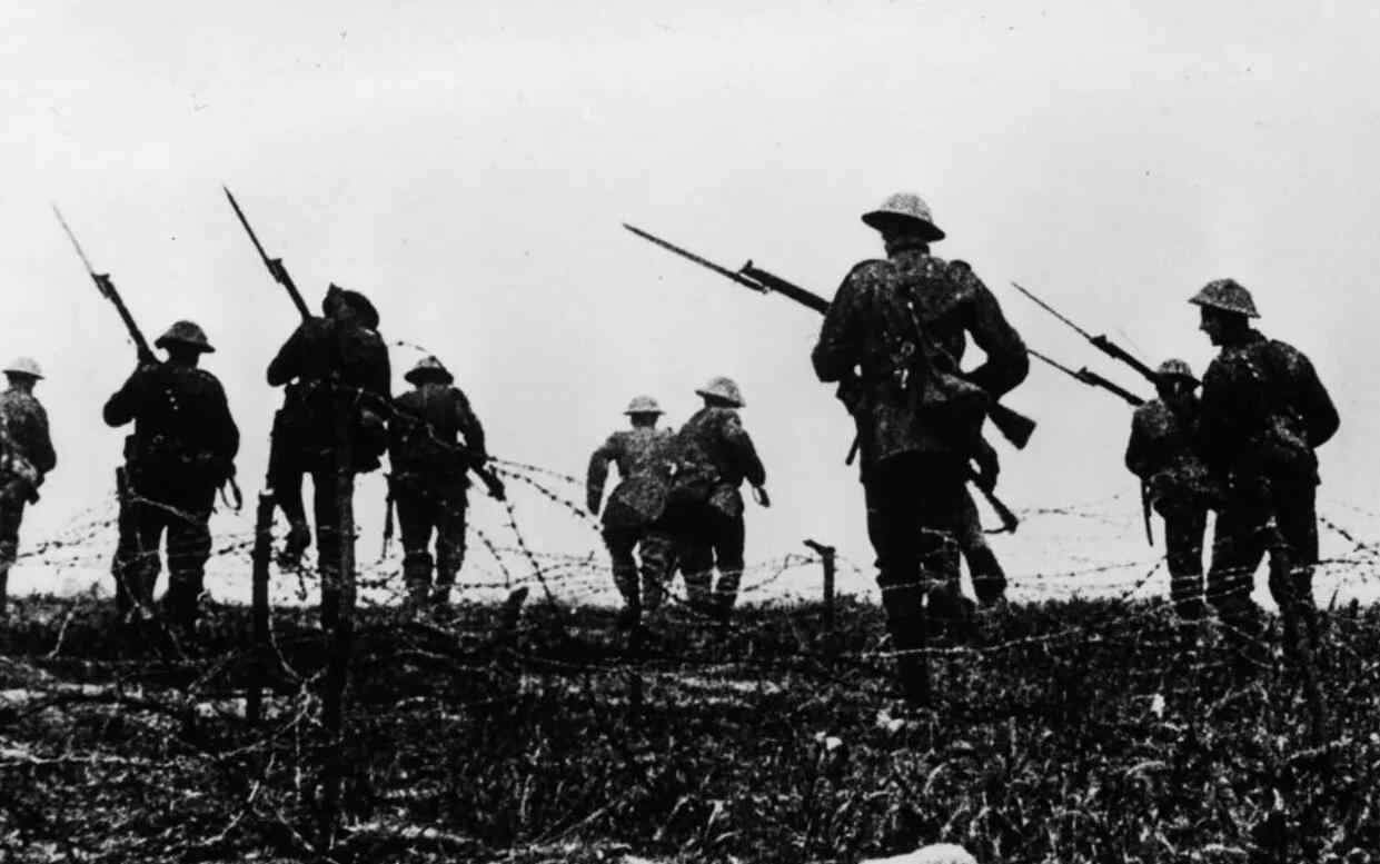 英国士兵 索姆河战役双方伤亡130万，德国士兵向英国士兵大喊：别来送命