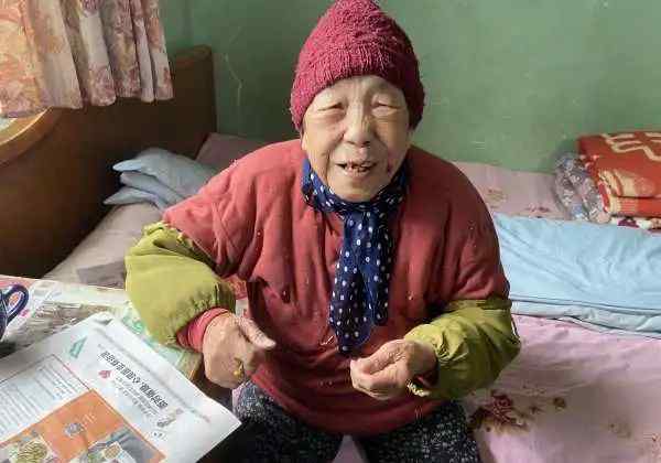 101岁老妈帮我缝纽扣！杭州61岁儿子朋友圈火了：年轻人都没她精神