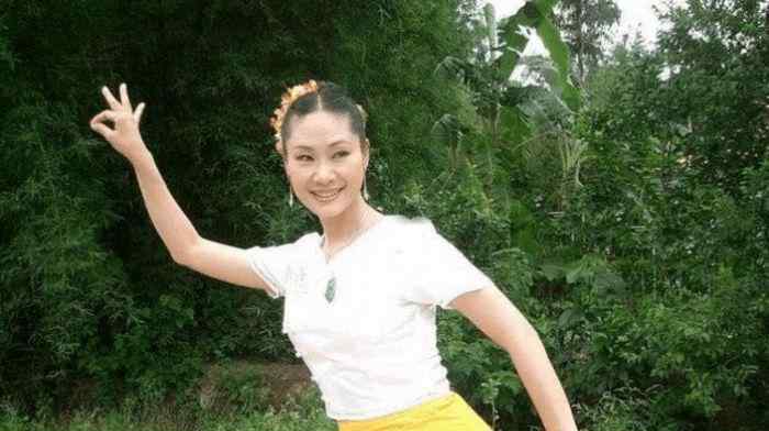 中国十大丑男 曾是中国最美女歌手，34岁离婚享正师级待遇，最终为爱嫁给丑男