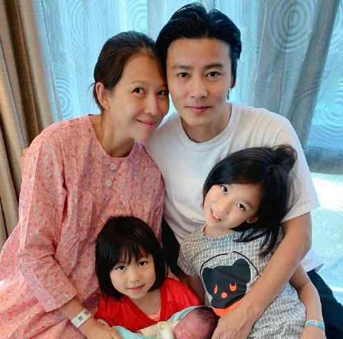 蔡少芬产子 有种“整容”叫生孩子，46岁的蔡少芬产下三胎后，和丈夫如同隔代