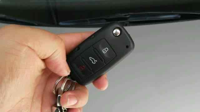 车钥匙锁车里开门技巧 钥匙锁车里只能砸车窗？聪明人都这样做