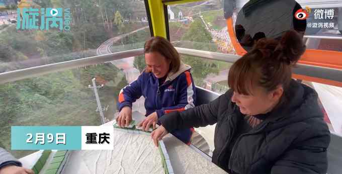 重庆市民在缆车上打麻将 感觉惊险又刺激 网友灵魂提问
