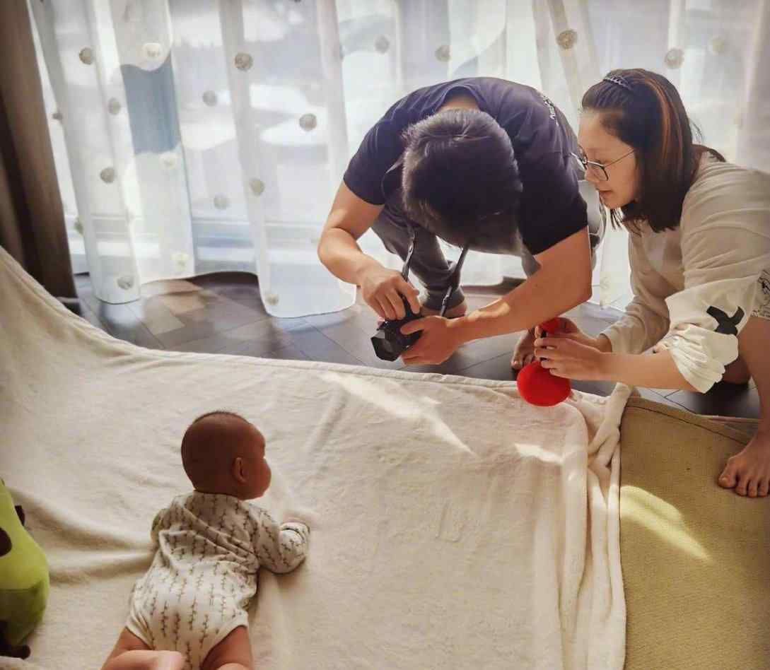 一块布拍摄宝宝百天照 同样是给婴儿拍艺术照，王祖蓝遭吐槽，郑恺却收获好评，差距明显