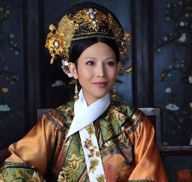 蔡少芬产子 有种“整容”叫生孩子，46岁的蔡少芬产下三胎后，和丈夫如同隔代