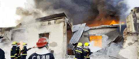 火灾新闻 一工厂发生火灾，95名消防员鏖战8小时灭火……