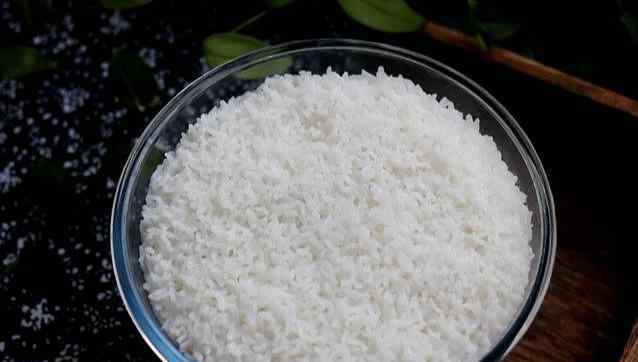 米饭没蒸熟怎么补救 米饭不香怎么办，放上一小勺绝密武器，绝对让你爱上米饭