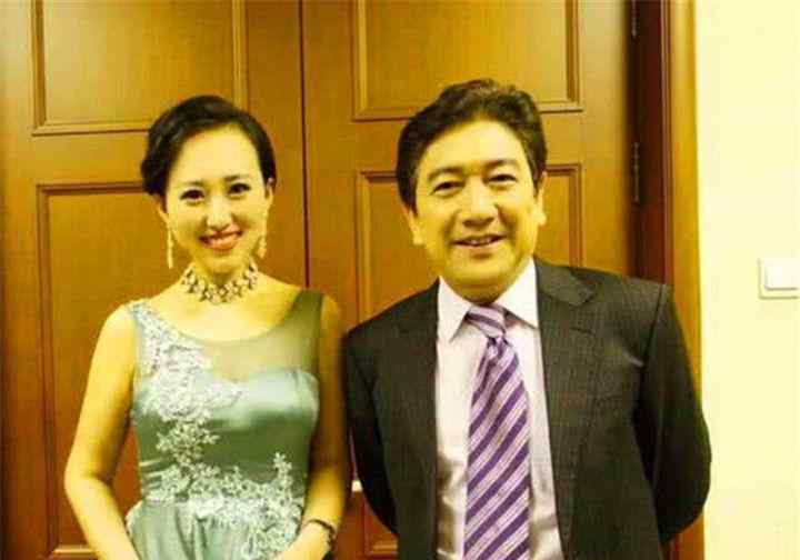 撒贝宁把白岩松打了 他是央视著名主持人，发妻瘫痪后与其离婚，转身娶了小13岁娇妻