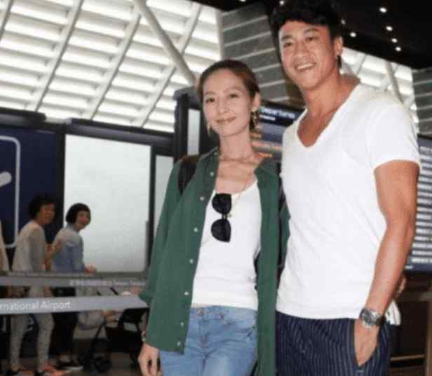 何润东的女友 何润东老婆终于露出庐山真面目! 网友吐槽: 怪不得不舍得拿出来