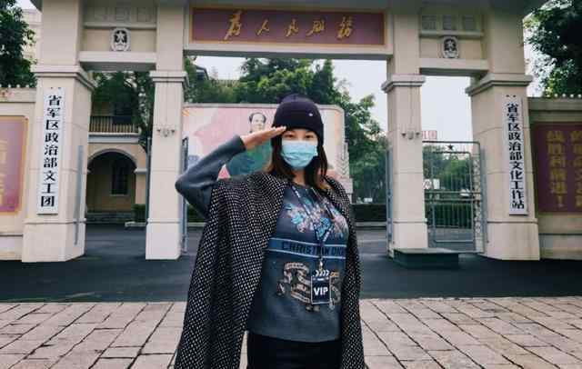 苗苗多高 郑恺苗苗同游三亚！摆高难度动作秀恩爱，女方身材微胖但韧性惊人