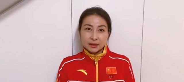 郭彪 郭晶晶现身为河北加油，身穿队服打扮朴素，人美心善气质佳