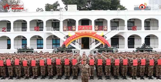 牛牪犇！驻香港部队活字印刷术式拜年 网友：这就是中国军人！