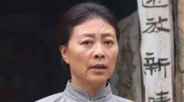 演员岳红 她是张嘉译的前妻，患癌后遭丈夫拋弃，如今56岁靠女儿跑龙套养她