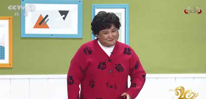 贾玲衣服好适合扫福？台词致敬赵丽蓉获好评 网友：某个瞬间有点像