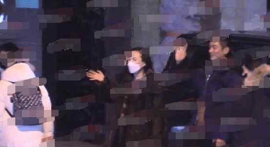 huosiyan 女人间的斗艳？杜江一家与友人聚餐，霍思燕一身皮草宛如贵妇