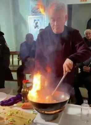 赵本山的徒弟 63岁赵本山亲自为徒弟做饭吃？手抖还把酱油打翻，现场无人敢笑！
