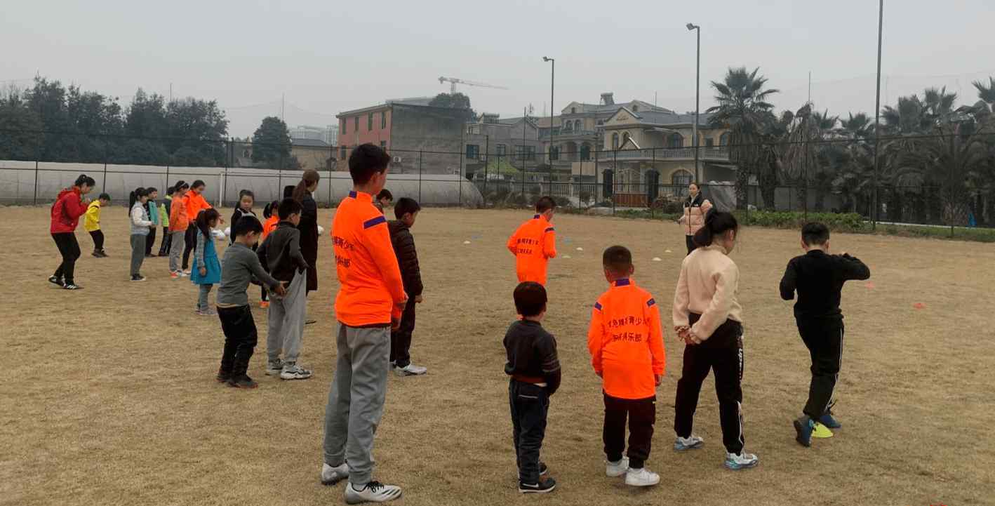 足球训练营 免费培训！成都这里有一家足球公益训练营 每天2小时持续十天