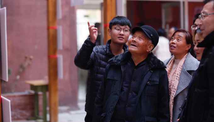 88北京大学生惨案图片 北京大学生办“爷爷奶奶”摄影展 每张照片都深藏隔代亲情