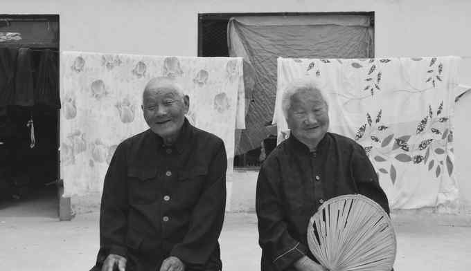 88北京大学生惨案图片 北京大学生办“爷爷奶奶”摄影展 每张照片都深藏隔代亲情