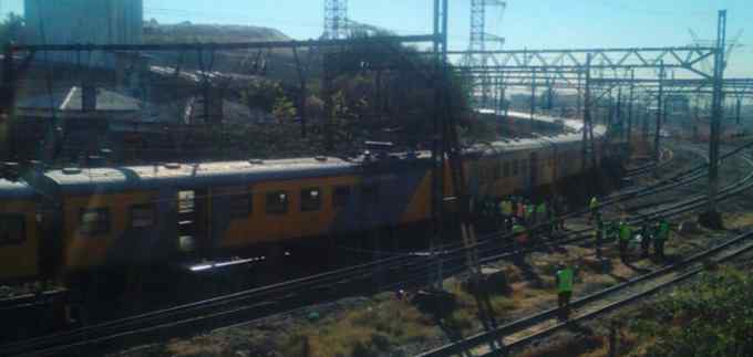 南非两列车相撞 南非火车相撞约100人受伤 事故原因正在调查中