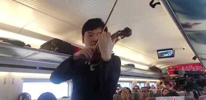 陈曦小提琴 “复兴号”列车上开起音乐会 青年小提琴家陈曦和刘霄为乘客现场演奏