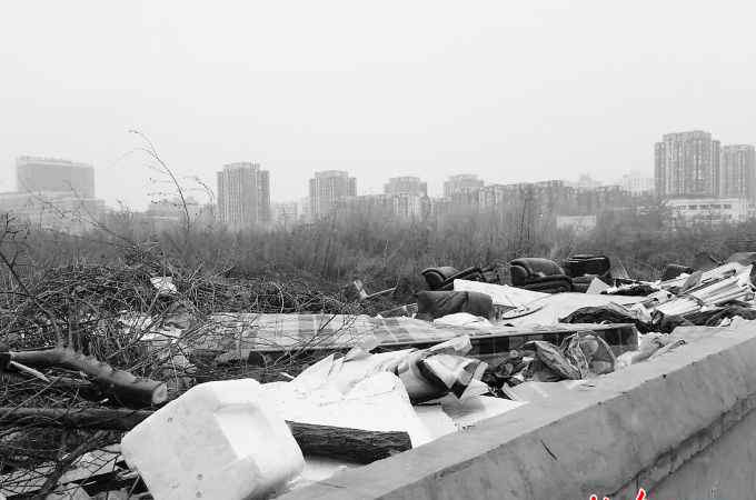 六里桥南 北京六里桥南路成堆垃圾“出”墙来 这片荒地谁来管？
