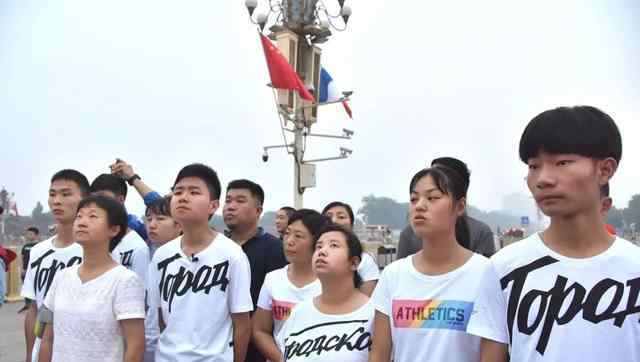 高振宁 湖北残障儿童天安门看升旗，“高振宁”20年的梦几万朝阳群众给圆了
