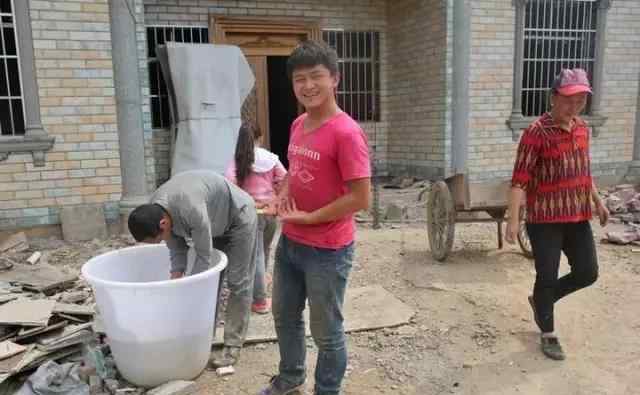 工地收北大通知书 工地收北大通知书 父亲：等你们几个读出来，咱家的好日子就来了