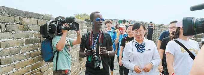 北京慕田峪长城 非洲记者参观“北京美丽乡村”感叹：“慕田峪长城太壮观了”