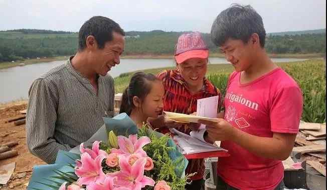工地收北大通知书 工地收北大通知书 父亲：等你们几个读出来，咱家的好日子就来了
