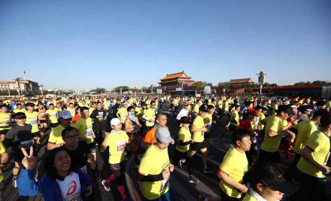 北京平谷跑半马 刚刚！两万人一路向北，北京半程马拉松鸣枪起跑