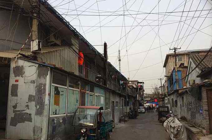 什坊事件 北京海淀什坊院地区私搭乱建严重：窝棚占窄道， 燃煤四处堆