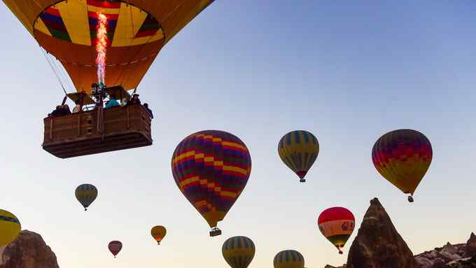 土耳其热气球事故 飞来横祸！土耳其热气球前，游客被风扇吹飞头部先着地