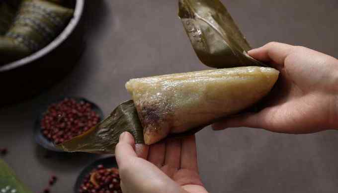 枕头粽 今年粽子玩法多，枕头粽进京，“快闪小屋”里划龙舟