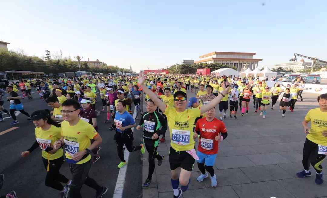 北京平谷跑半马 刚刚！两万人一路向北，北京半程马拉松鸣枪起跑
