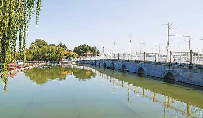 九孔桥 北海金鳌玉蝀桥，除了一览太液池美景，还兼具实用性