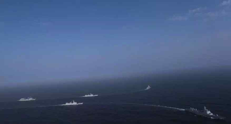 欢送进行曲 海军护航编队为中国香港商船护航，护送前往亚丁湾西部海域