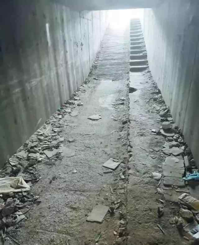 北京地下通道 这条堪称北京最“惨”地下通道，就在莲石路边，摔倒撞车成常事儿