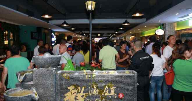 文峰广场 上海文峰广场创意美食街开街 当日人流破万