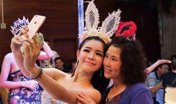 泰国最美人妖皇后索拉瓦娜迪恢复男儿身 出家变回男人