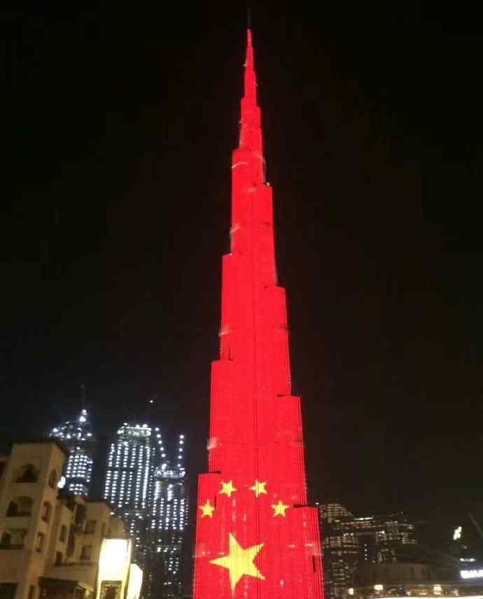 迪拜的多个地标建筑亮起中国红 为武汉加油