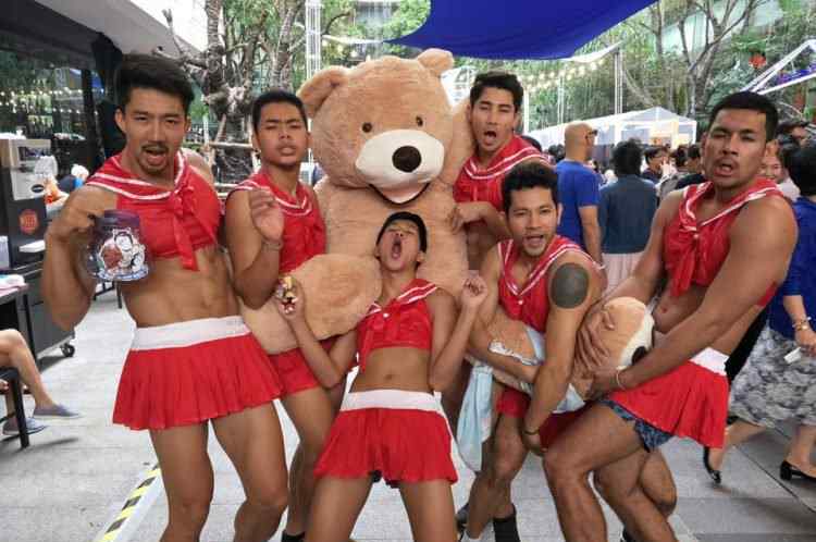 泰国曼谷网红肌肉男餐厅 肌肉男穿女装为顾客服务