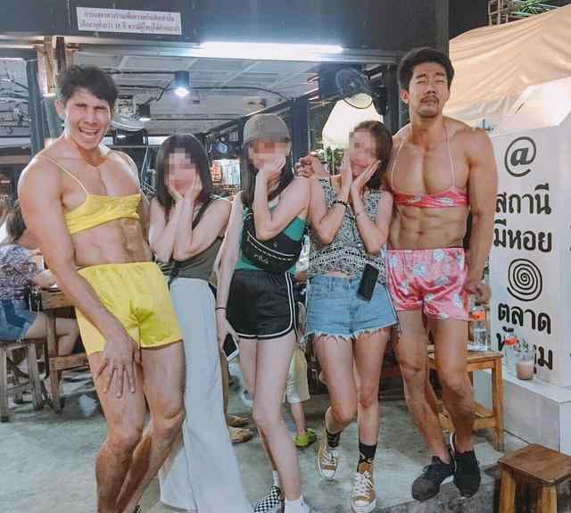 泰国曼谷肌肉男女装餐厅服务员穿性感小裙子