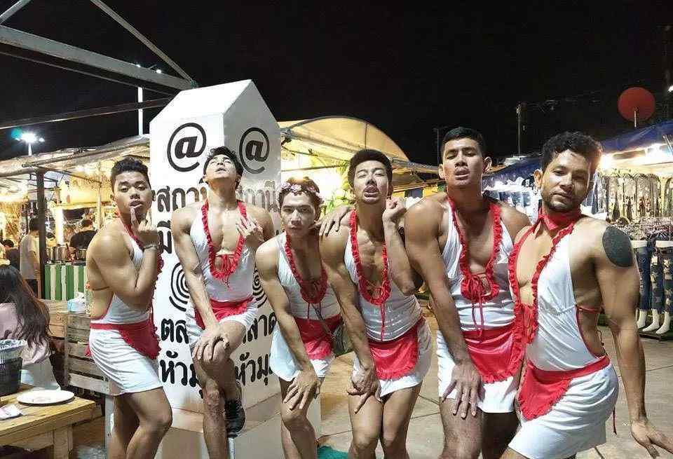 泰国超火猛男海鲜大排档，肌肉健壮服务员妖娆跳舞上菜
