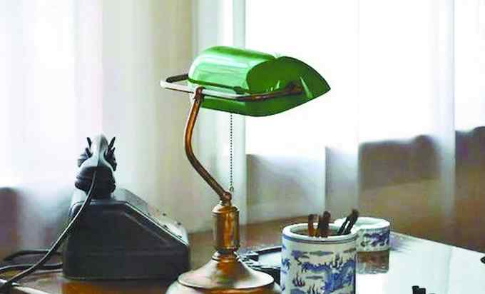 刘景文 民国剧中灯罩为何多是绿色？它还有个有趣的名字叫“银行台灯”
