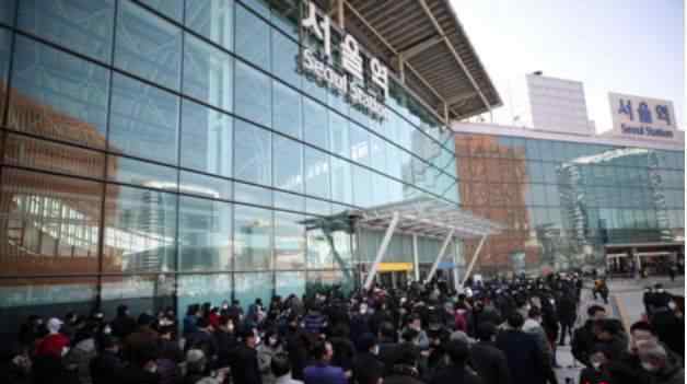 韩国定点销售口罩大量民众排队 现场画面令人窒息